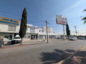 LOCALES EN RENTA FRENTE A PLAZA SENDERO