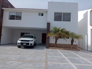 CASA EN RENTA FRENTE AREA VERDE EL LA LOMA CLUB DE  GOLF