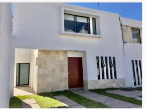 CASA EN VENTA EN FRACCIONAMIENTO NUEVO VILLAVERDE